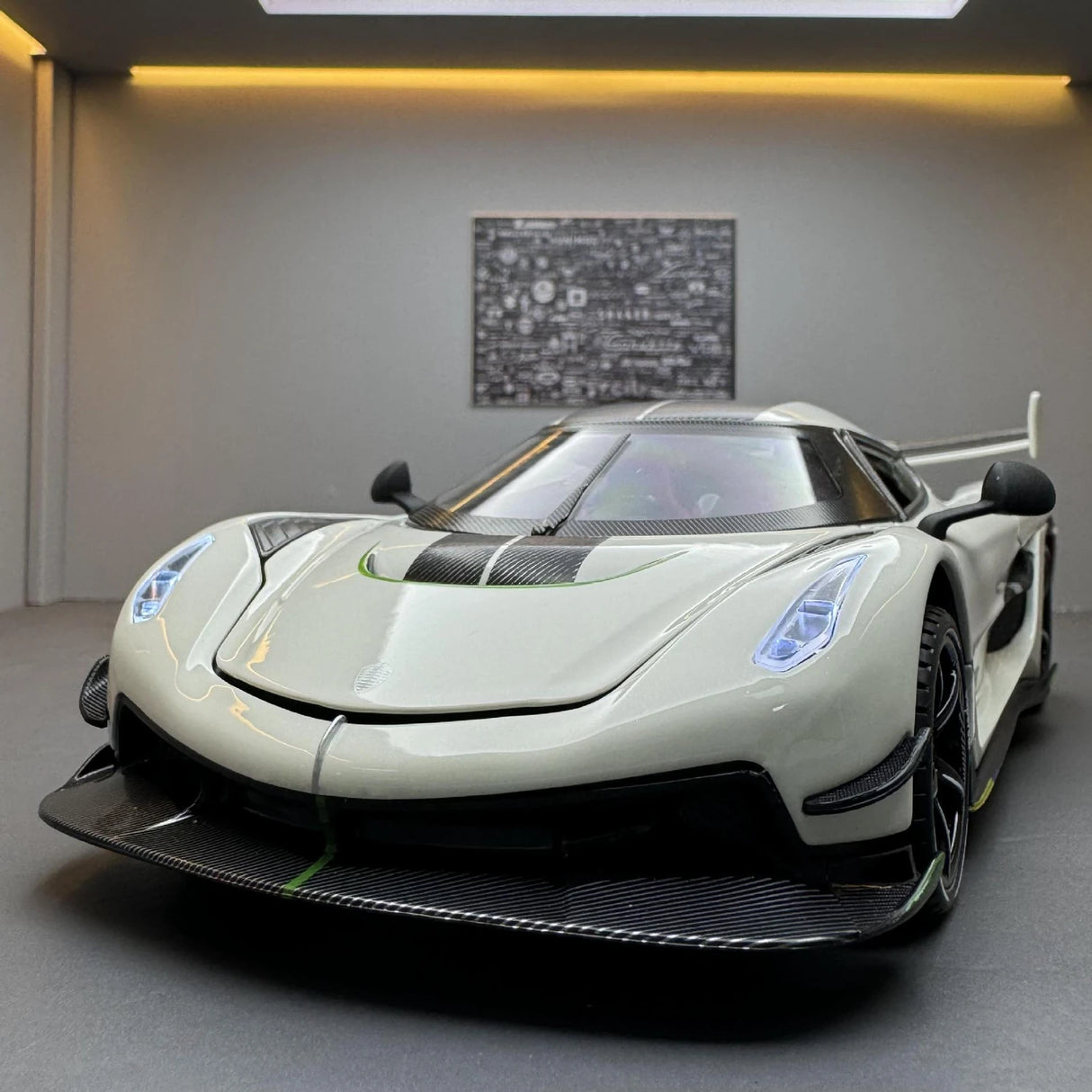Koenigsegg 2021 Jesko Attack wit 1:24 – diecast displaymodel
