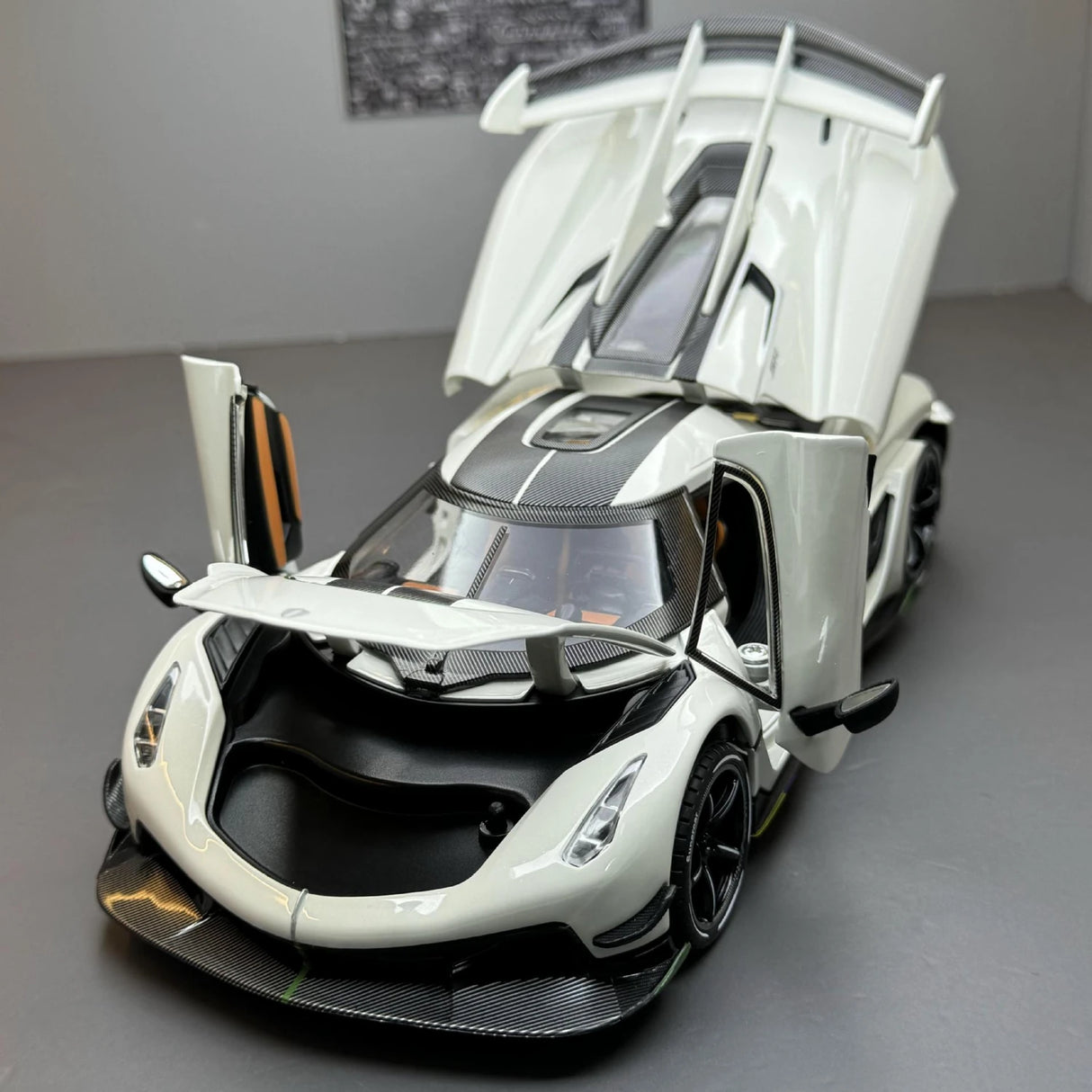 Koenigsegg 2021 Jesko Attack wit 1:24 – diecast displaymodel