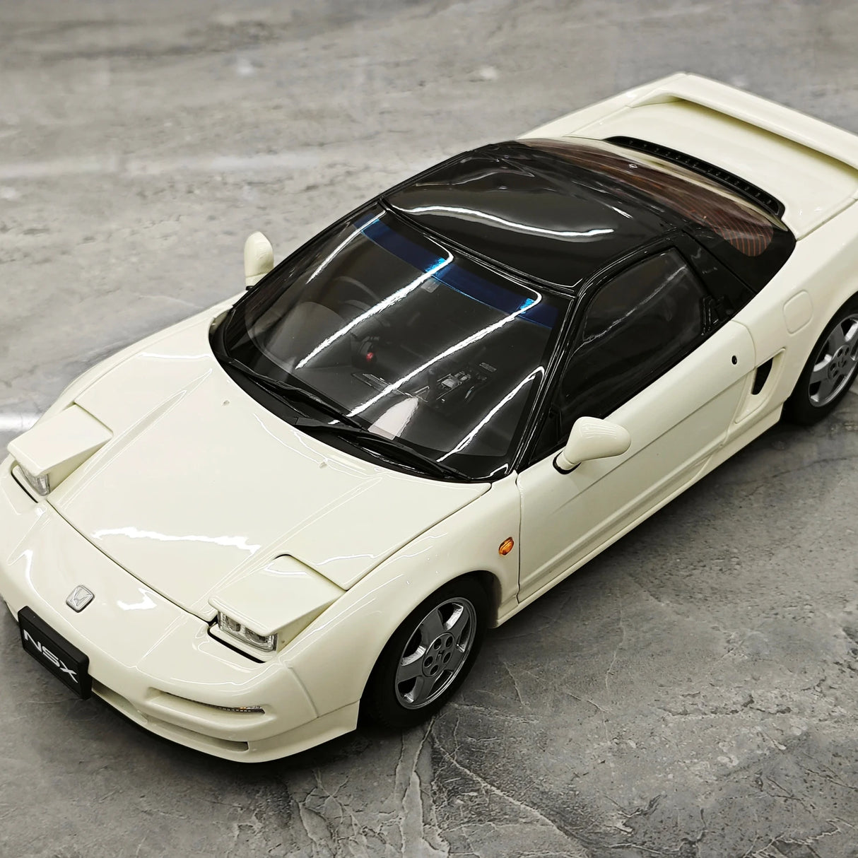 LCD Honda 1990 NSX NA1 White 1:18 – samlarobjekt i gjutet modell av gjutna metall
