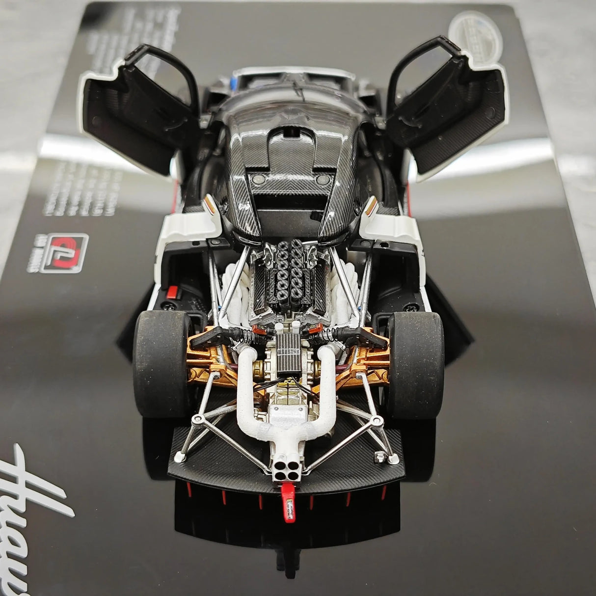 LCD Pagani 2021 Huayra R White 1:43 – コレクターズル・ダイキャストモデル ダイキャスト