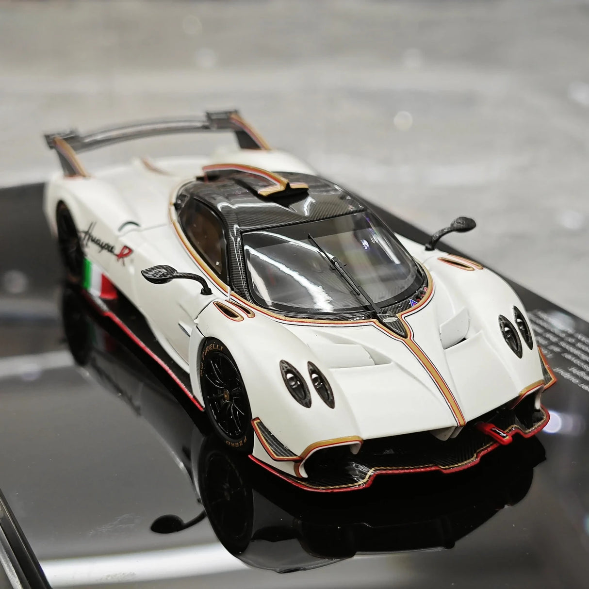 LCD Pagani 2021 Huayra R White 1:43 – コレクターズル・ダイキャストモデル ダイキャスト
