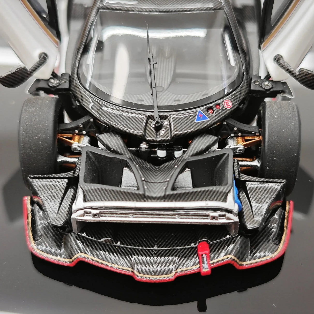 LCD Pagani 2021 Huayra R White 1:43 – コレクターズル・ダイキャストモデル ダイキャスト