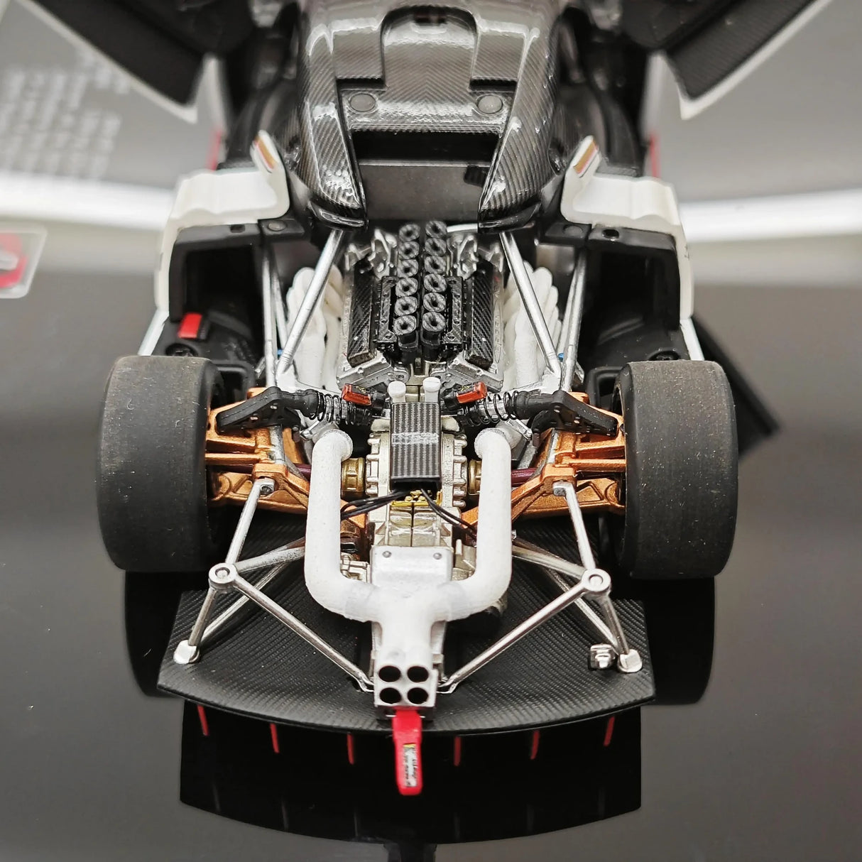 LCD Pagani 2021 Huayra R White 1:43 – コレクターズル・ダイキャストモデル ダイキャスト