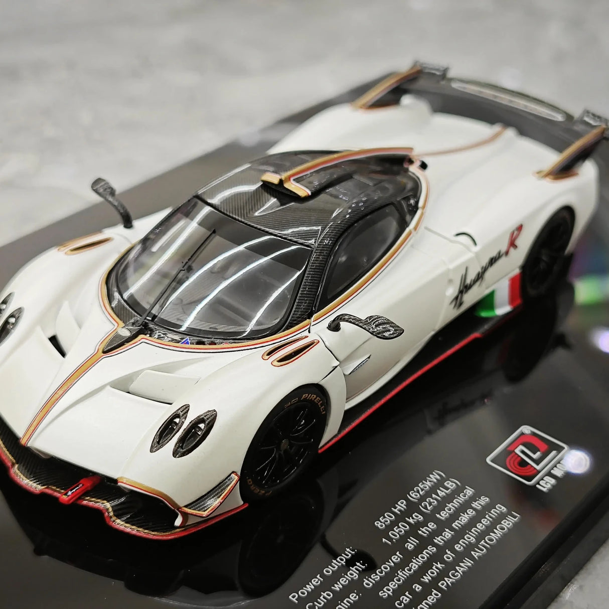 LCD Pagani 2021 Huayra R White 1:43 – コレクターズル・ダイキャストモデル ダイキャスト