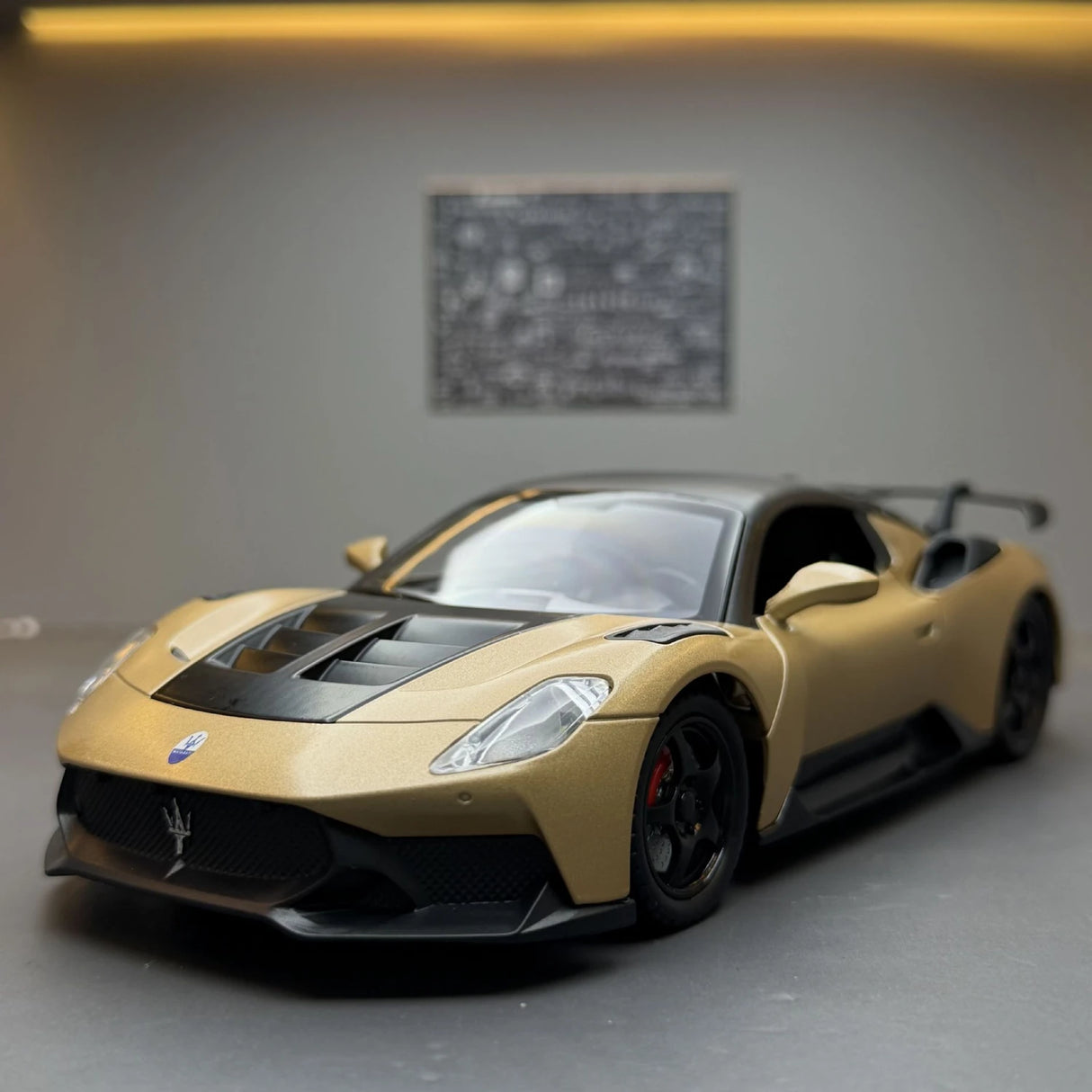 Maserati 2008 GranTurismo goud 1:24 – diecast displaymodel