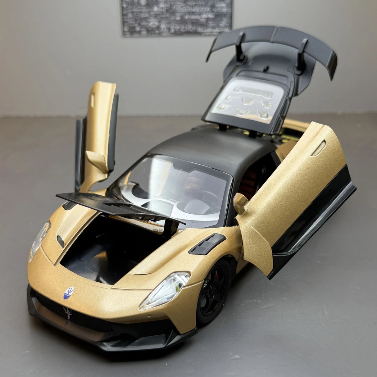Maserati 2008 GranTurismo goud 1:24 – diecast displaymodel