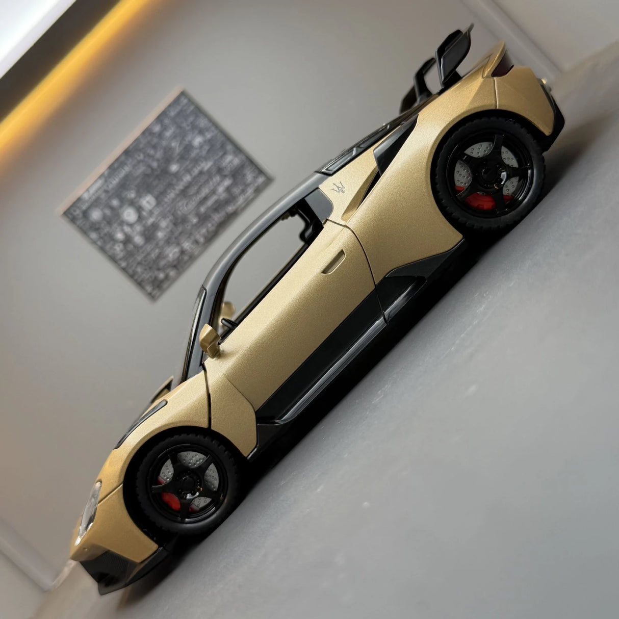 Maserati 2008 GranTurismo goud 1:24 – diecast displaymodel