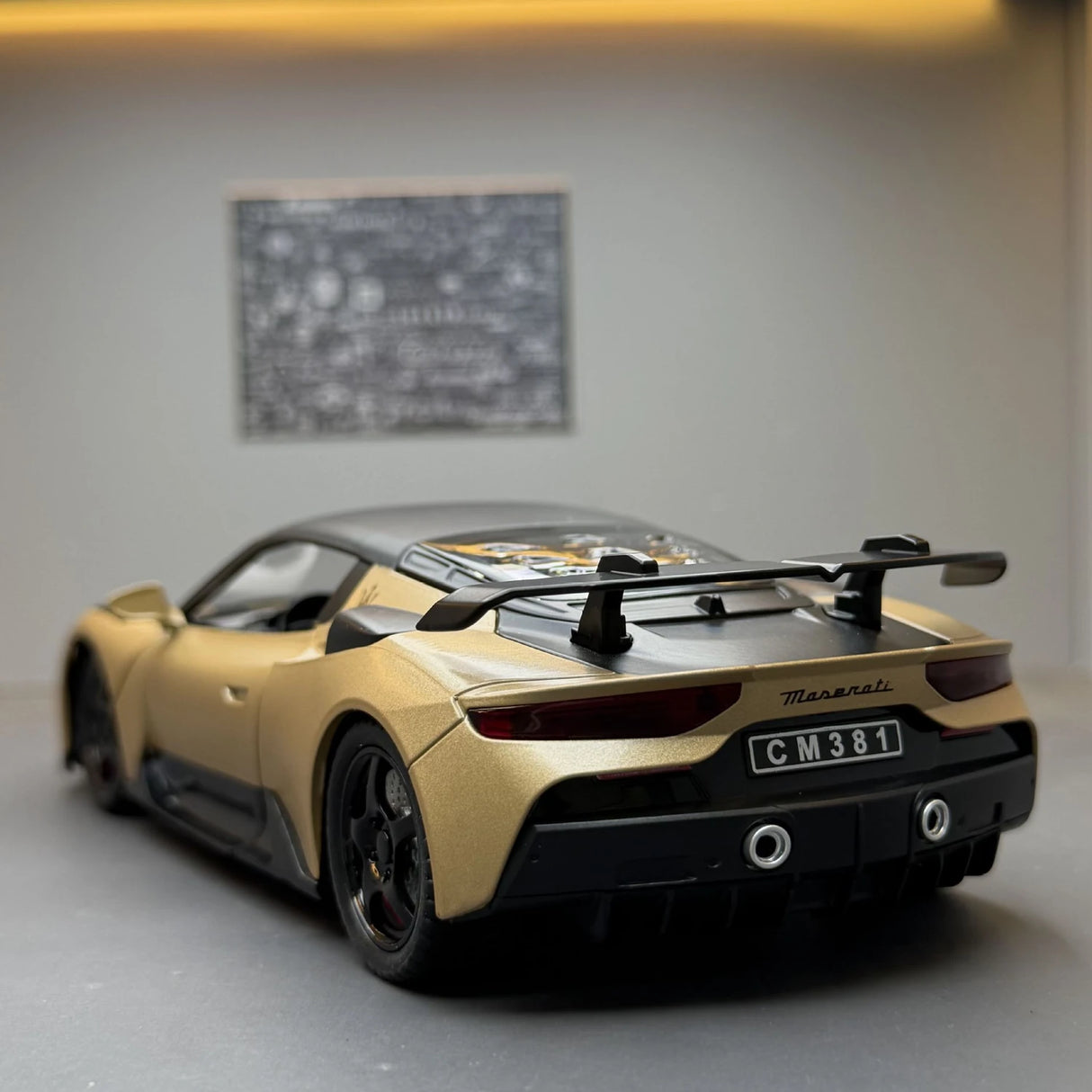 Maserati 2008 GranTurismo goud 1:24 – diecast displaymodel