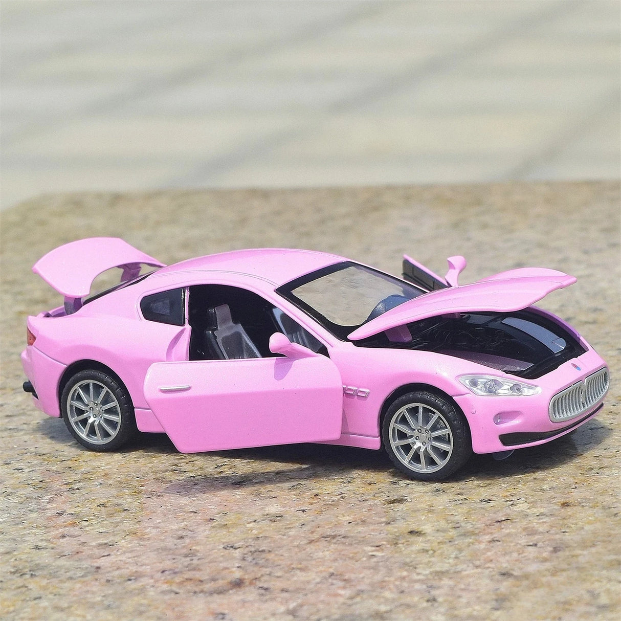 Maserati 2008 GranTurismo rosa 1:32 – pressgjuten visningsmodell