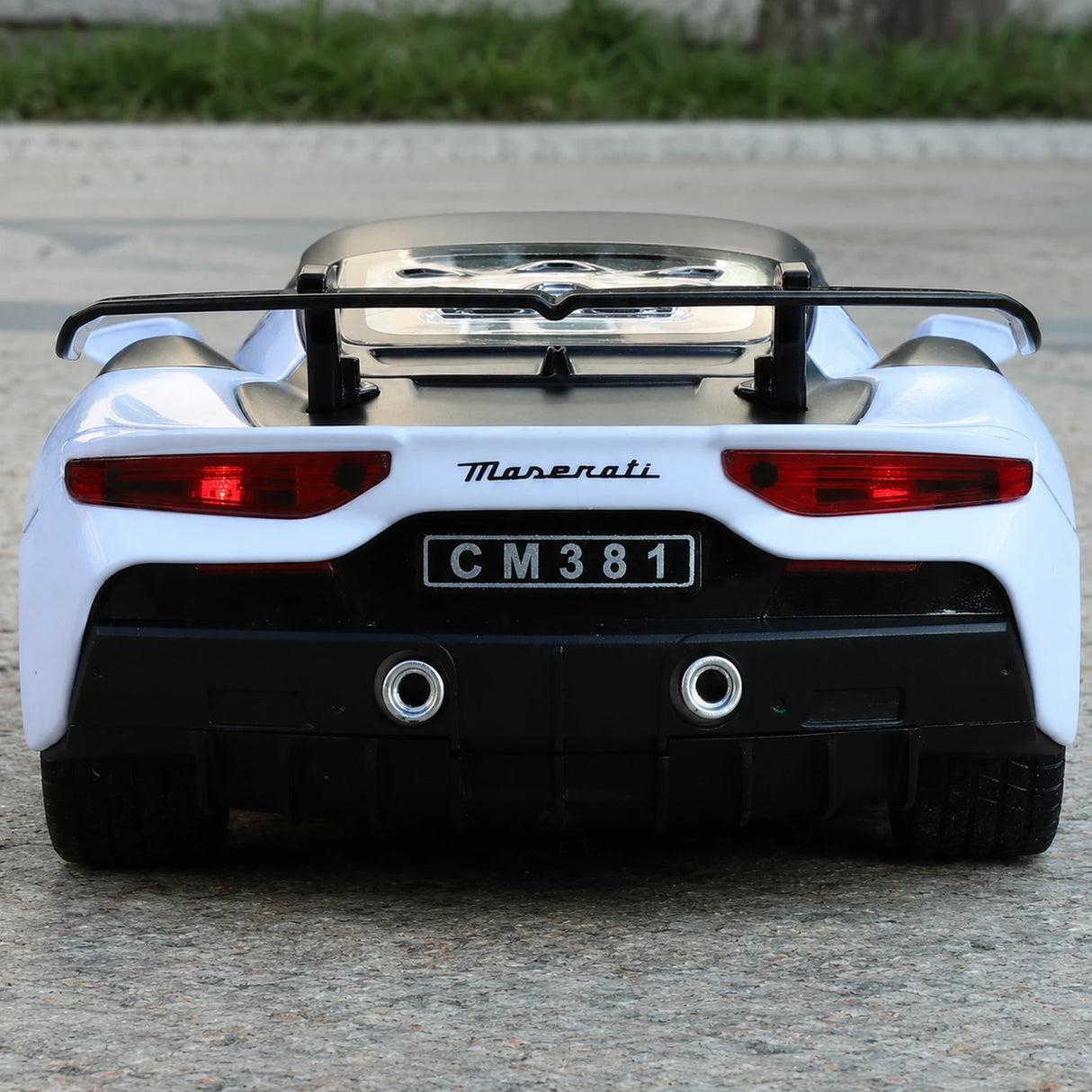Maserati 2008 GranTurismo wit 1:24 – diecast displaymodel