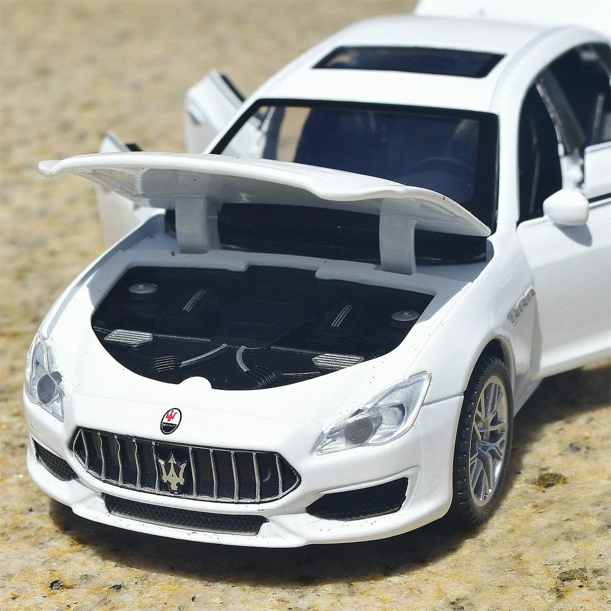 Maserati 2013 Ghibli vit 1:32 – pressgjuten visningsmodell
