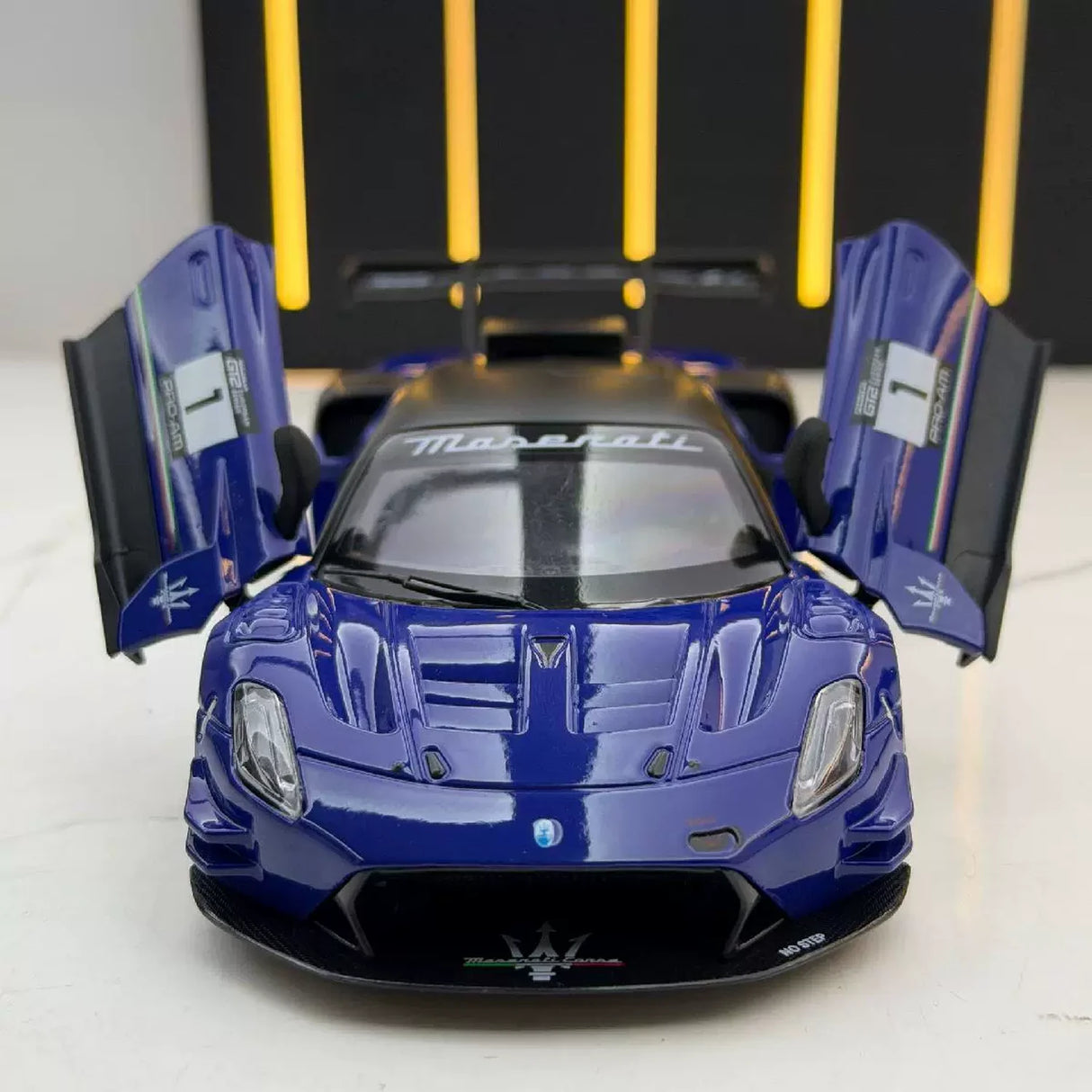 Maserati 2023 GT2 blå 1:32 – pressgjuten visningsmodell