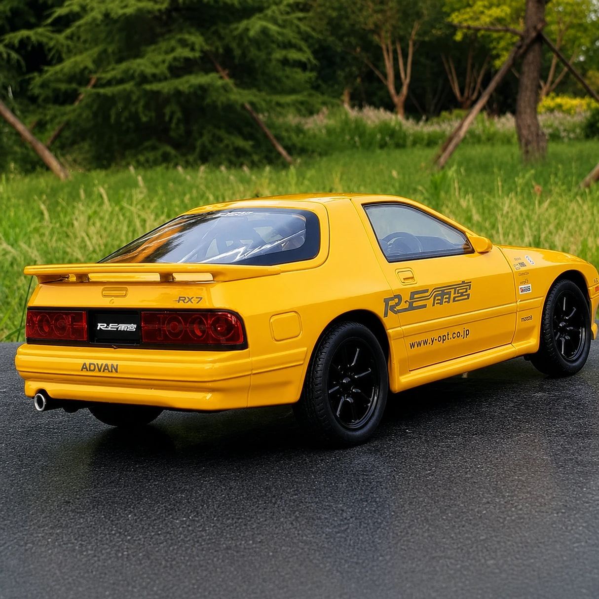 Mazda 1985 RX-7 FC3S geel 1:24 – diecast displaymodel