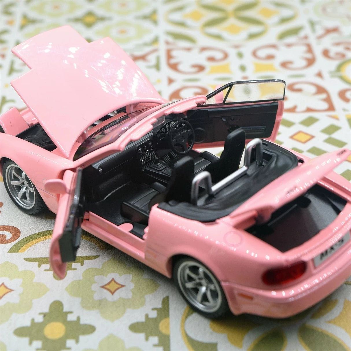 Mazda 1989 MX-5 Miata NA rosa 1:32 – pressgjuten visningsmodell