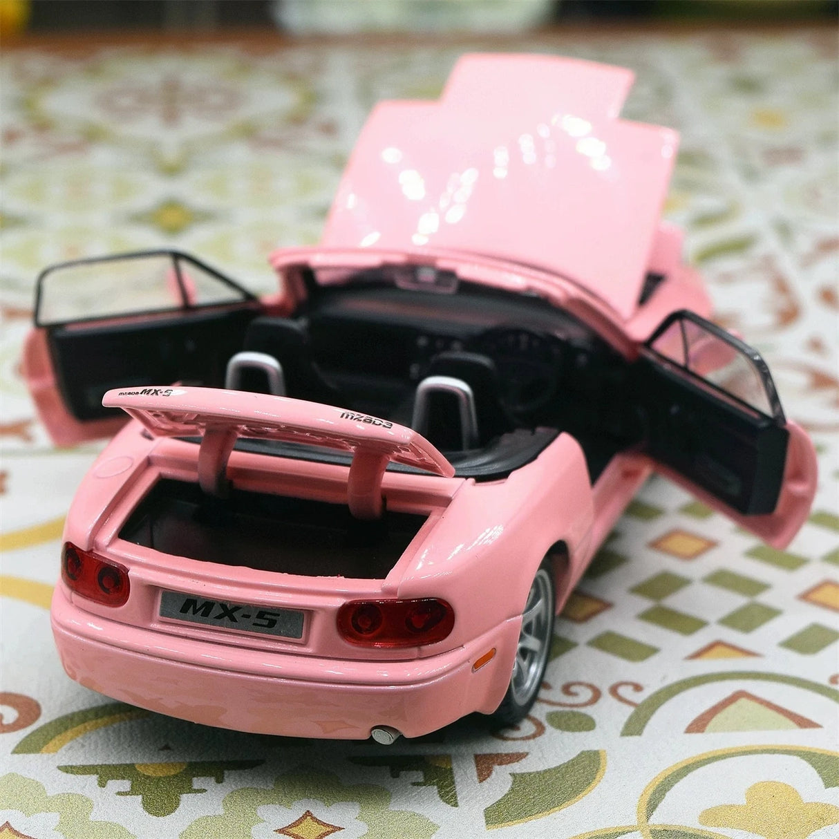 Mazda 1989 MX-5 Miata NA rosa 1:32 – pressgjuten visningsmodell