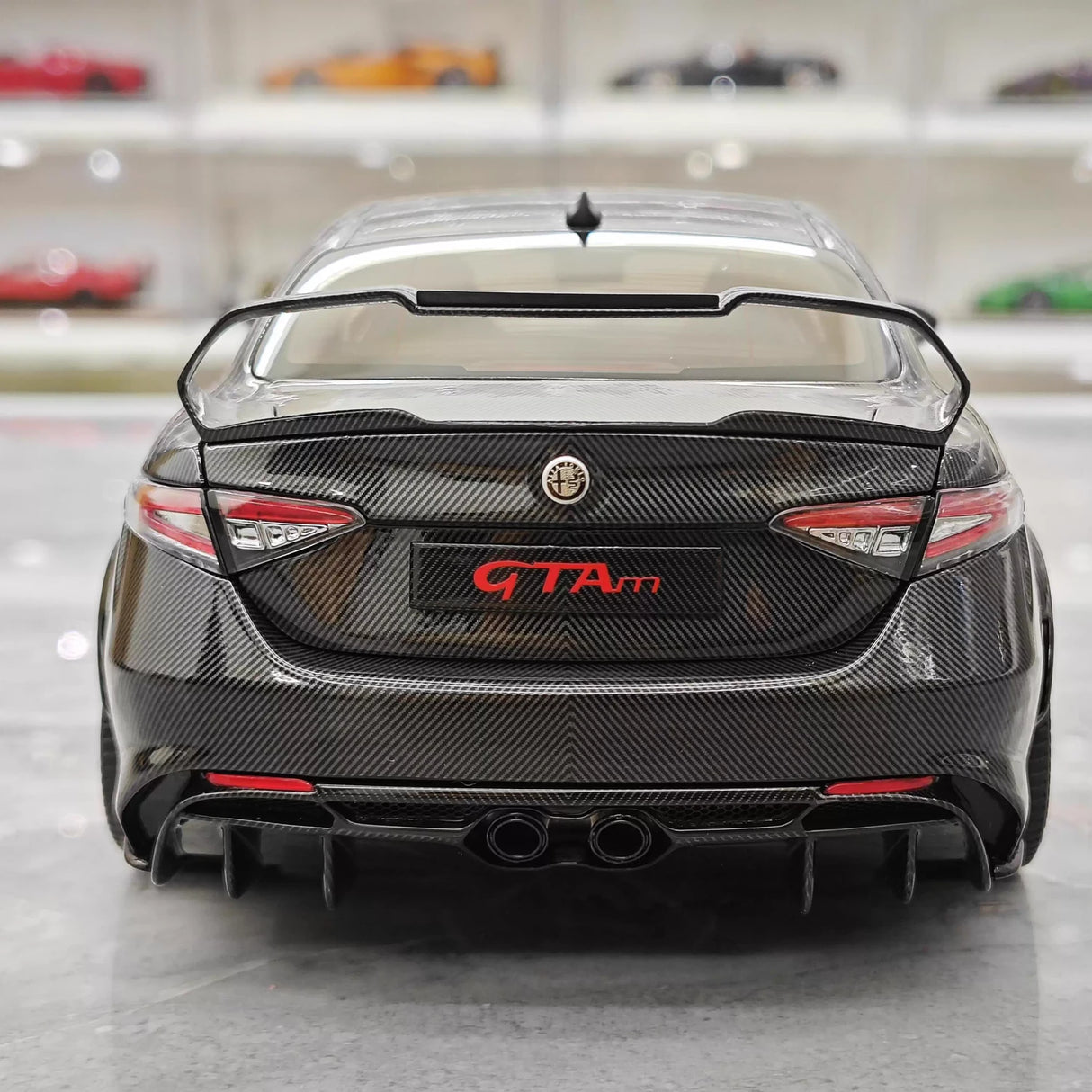 MotorHelix Alfa Romeo 2021 Giulia GTAm preto 1:18 – modelo de coleção em metal fundido