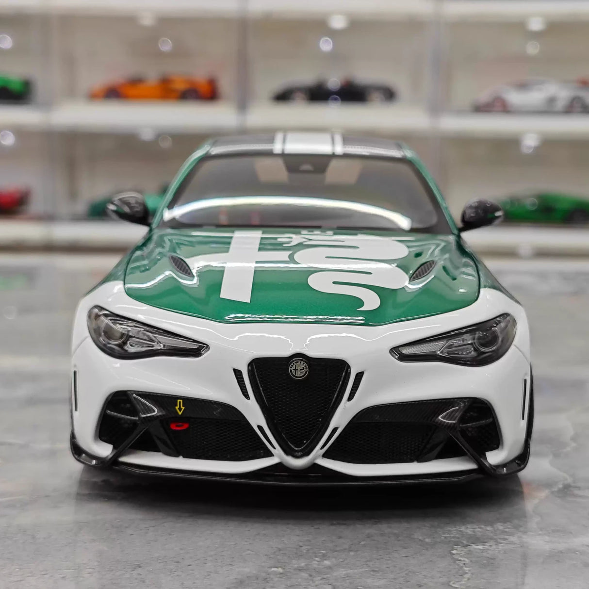 MotorHelix Alfa Romeo 2021 Giulia GTAm verde and branco 1:18 – modelo de coleção em metal fundido