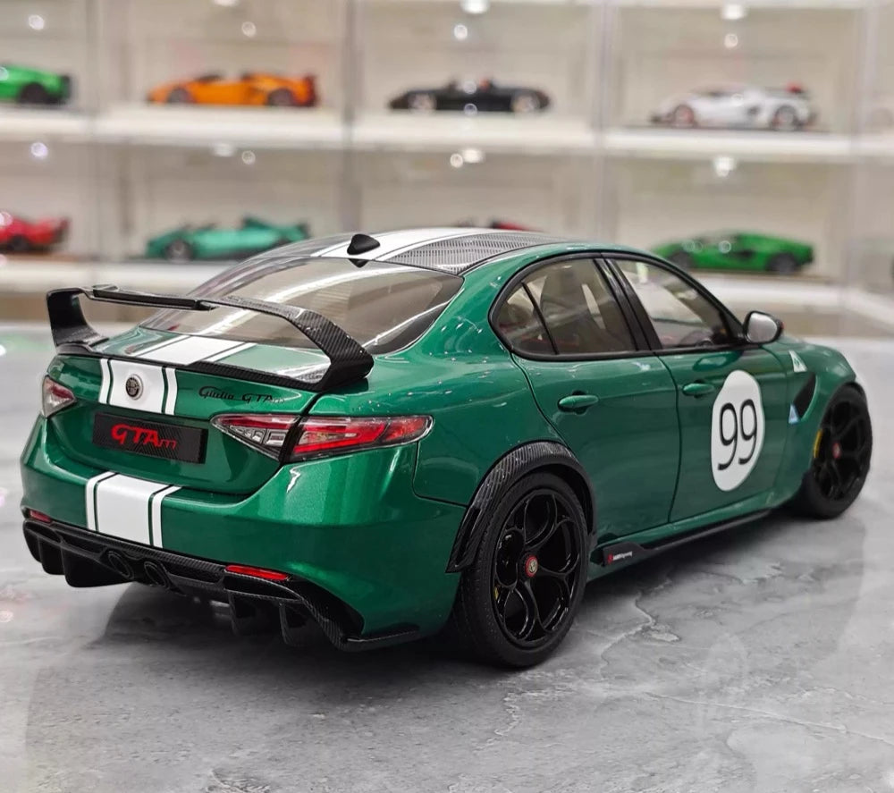 MotorHelix Alfa Romeo 2021 Giulia GTAm verde and branco 1:18 – modelo de coleção em metal fundido