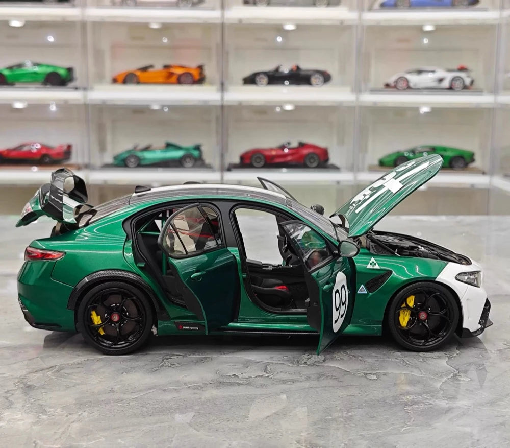 MotorHelix Alfa Romeo 2021 Giulia GTAm verde and branco 1:18 – modelo de coleção em metal fundido