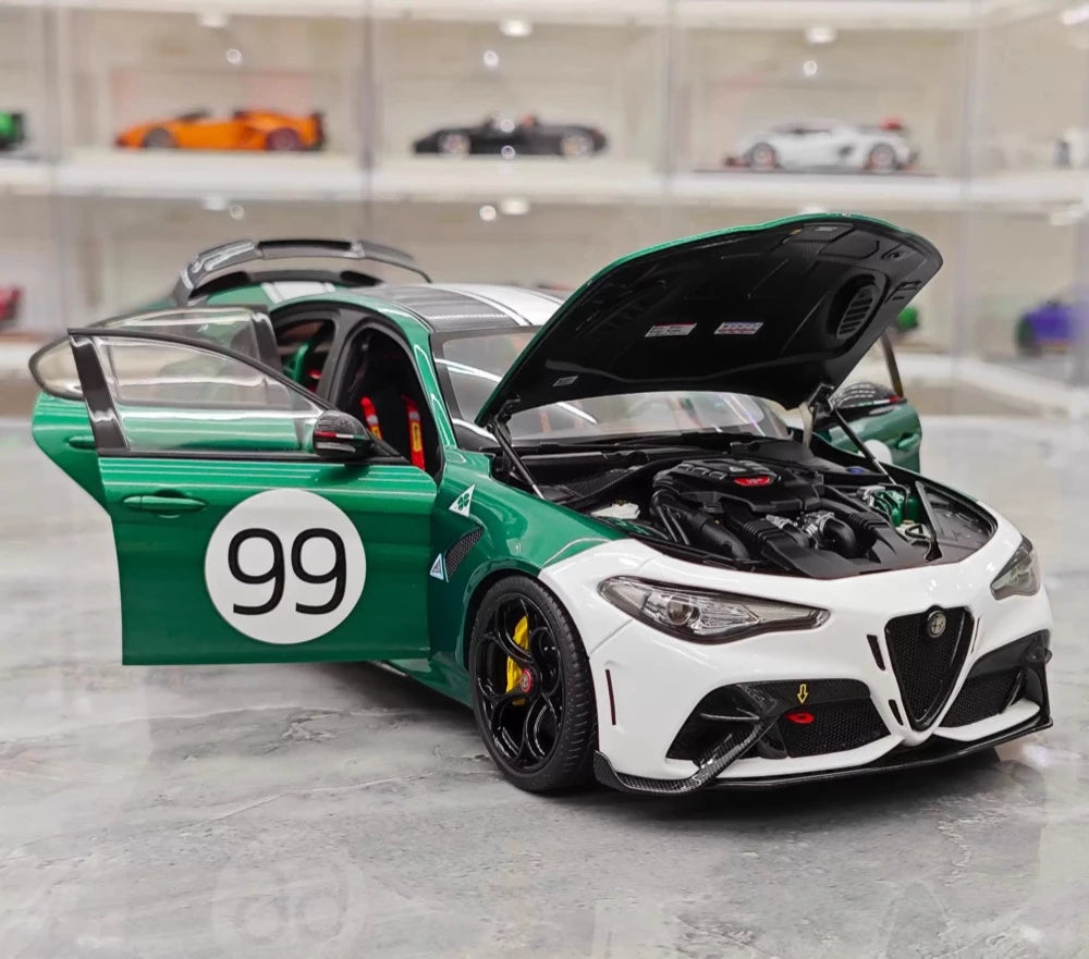 MotorHelix Alfa Romeo 2021 Giulia GTAm verde and branco 1:18 – modelo de coleção em metal fundido