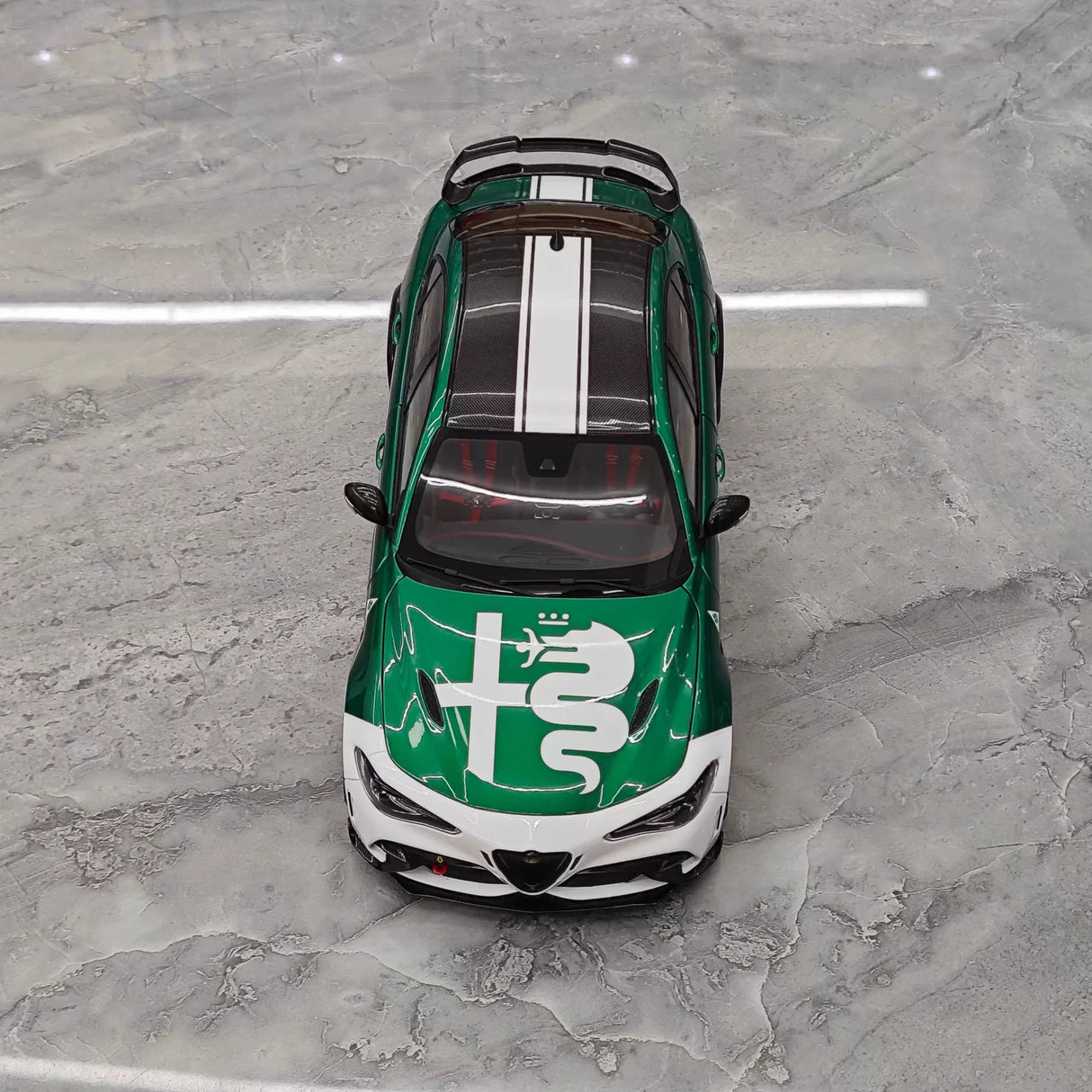MotorHelix Alfa Romeo 2021 Giulia GTAm verde and branco 1:18 – modelo de coleção em metal fundido