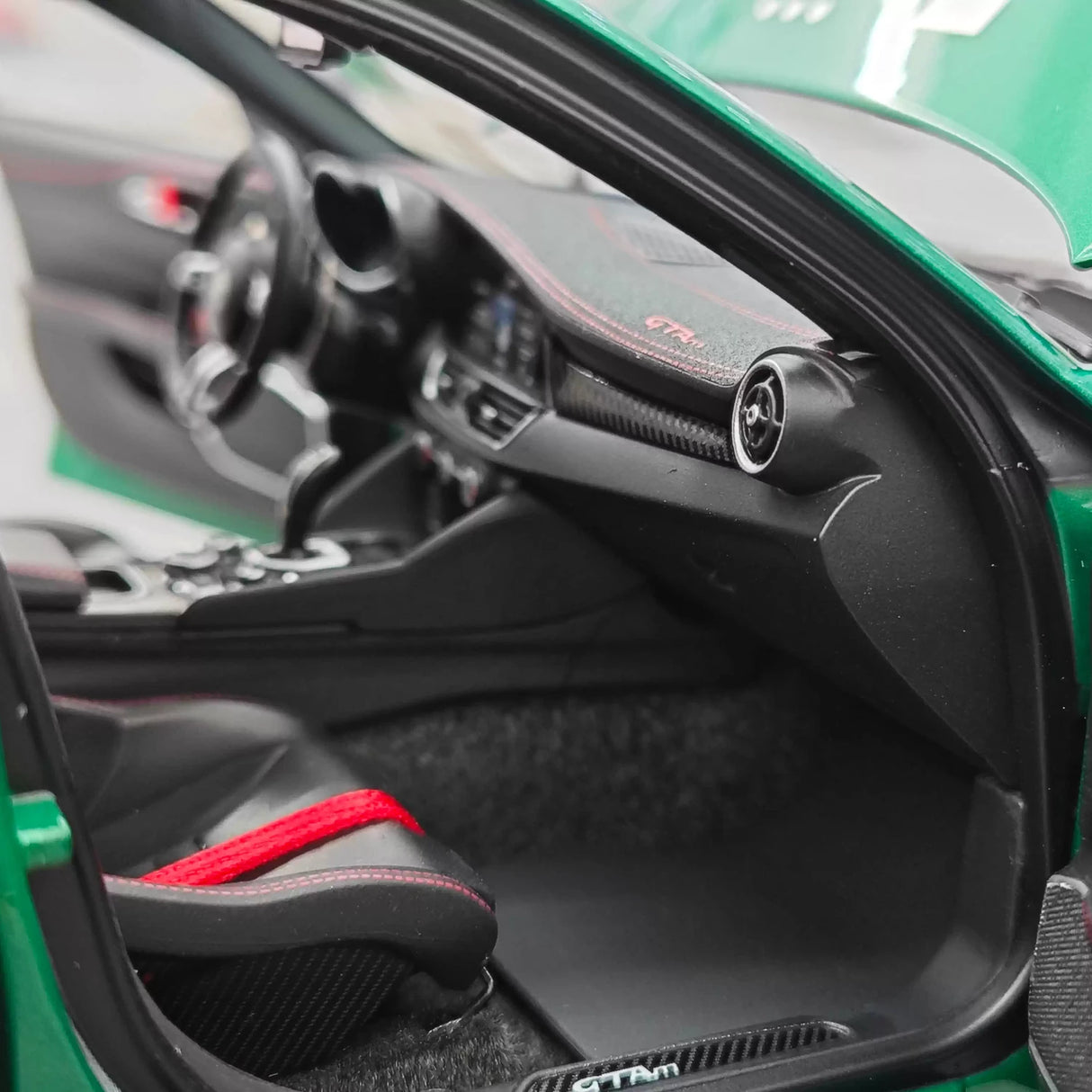 MotorHelix Alfa Romeo 2021 Giulia GTAm verde and branco 1:18 – modelo de coleção em metal fundido