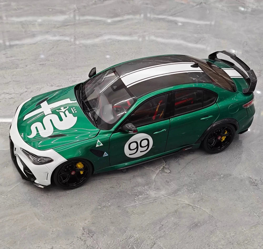 MotorHelix Alfa Romeo 2021 Giulia GTAm verde and branco 1:18 – modelo de coleção em metal fundido