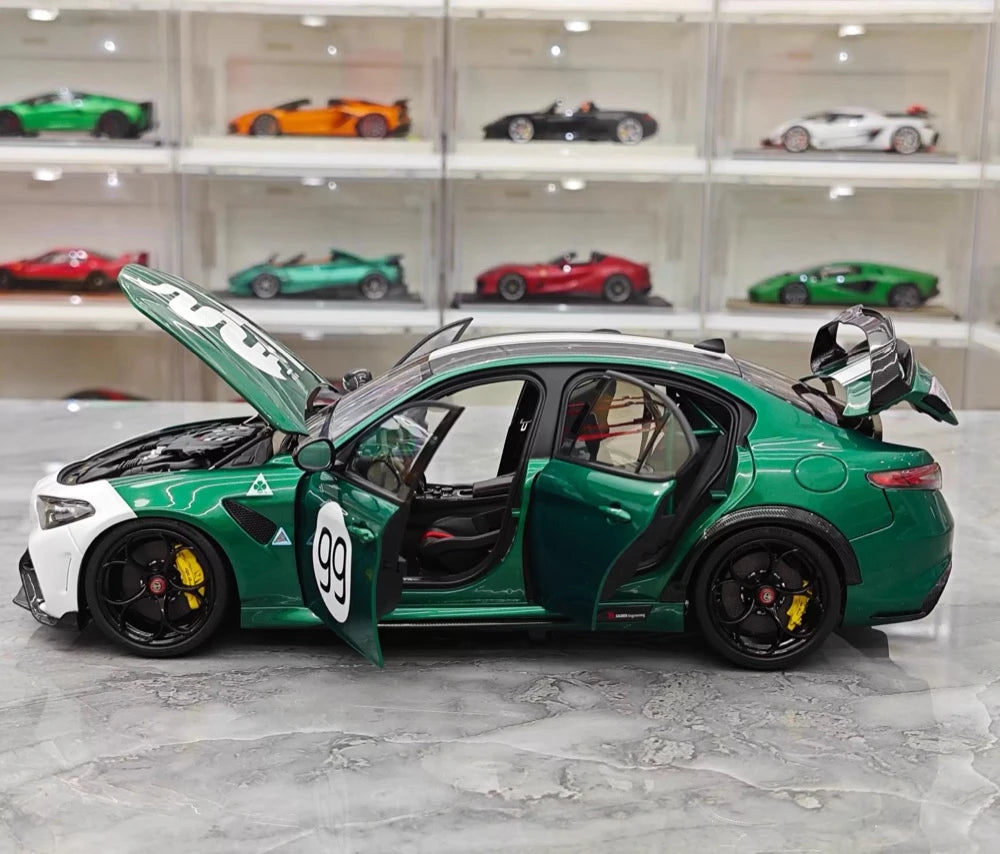 MotorHelix Alfa Romeo 2021 Giulia GTAm verde and branco 1:18 – modelo de coleção em metal fundido