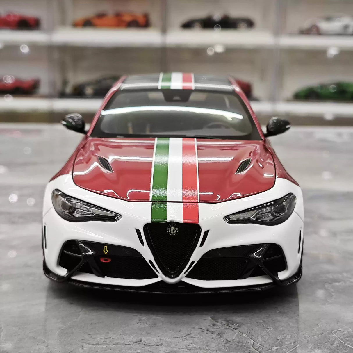 MotorHelix Alfa Romeo 2021 Giulia GTAm vermelho and branco 1:18 – modelo de coleção em metal fundido