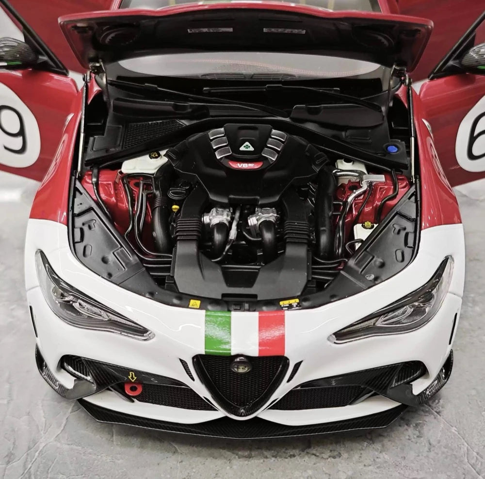 MotorHelix Alfa Romeo 2021 Giulia GTAm vermelho and branco 1:18 – modelo de coleção em metal fundido