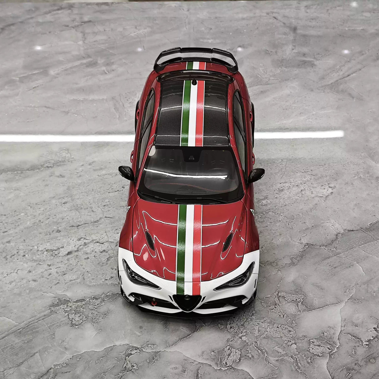 MotorHelix Alfa Romeo 2021 Giulia GTAm vermelho and branco 1:18 – modelo de coleção em metal fundido