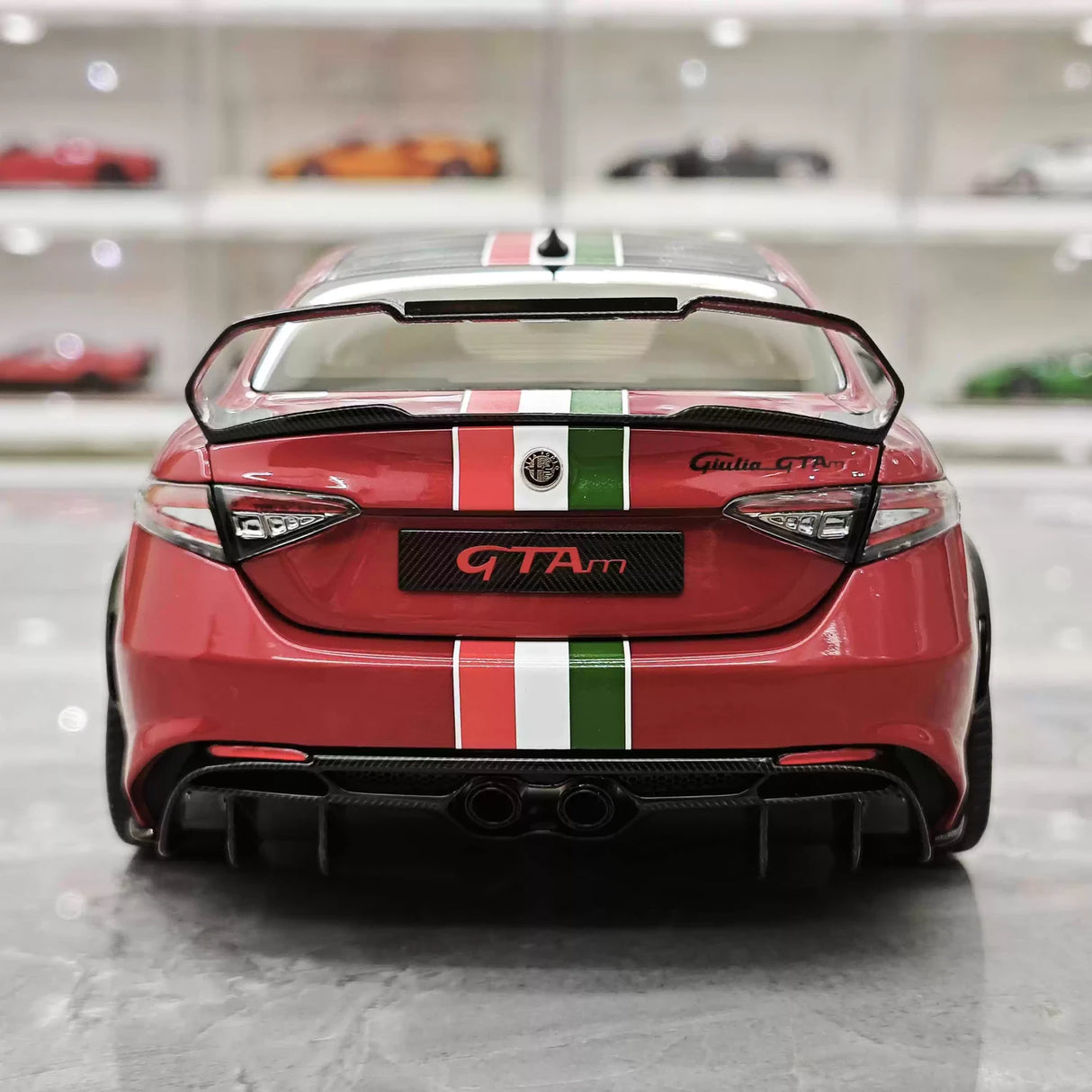 MotorHelix Alfa Romeo 2021 Giulia GTAm vermelho and branco 1:18 – modelo de coleção em metal fundido