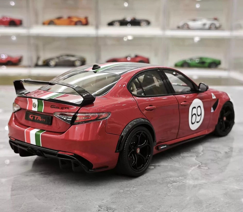 MotorHelix Alfa Romeo 2021 Giulia GTAm vermelho and branco 1:18 – modelo de coleção em metal fundido