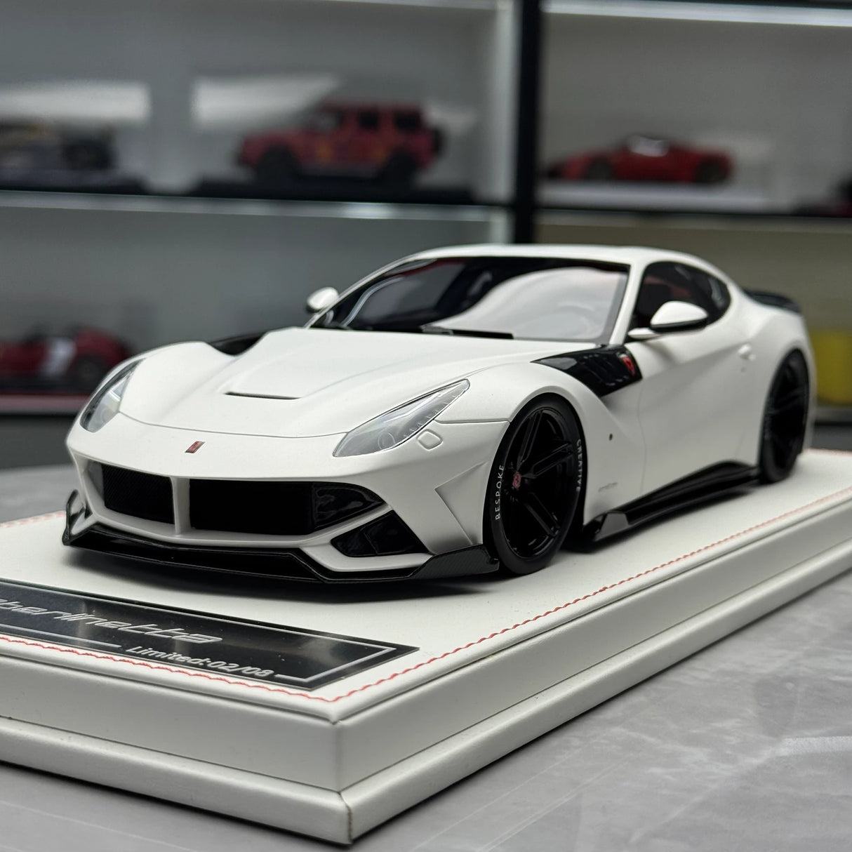 MW Modell Ferrari 2013 F12 Berlinetta Mansory Stallone White 1:18 – Sammelobjekt-Resin-Modellharz