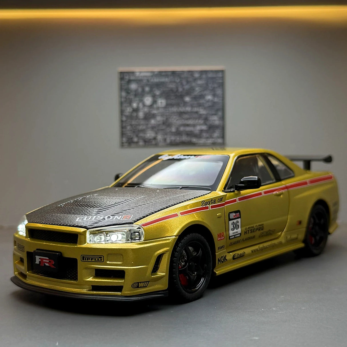 Nissan 1999 Skyline GT-R R34 goud 1:24 – diecast displaymodel