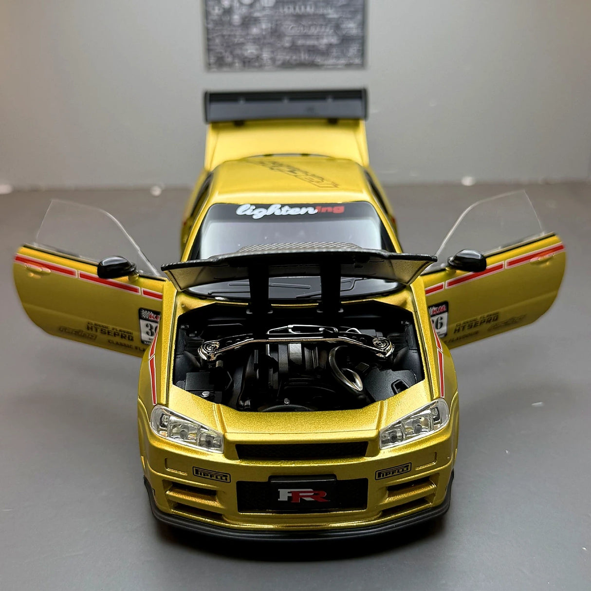 Nissan 1999 Skyline GT-R R34 goud 1:24 – diecast displaymodel