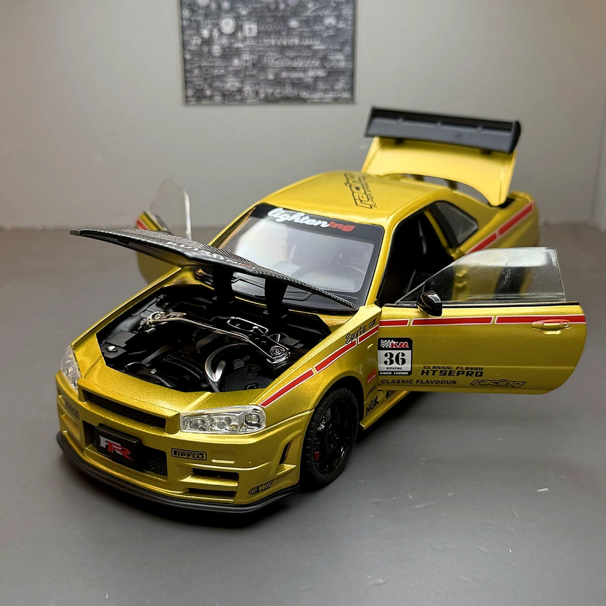 Nissan 1999 Skyline GT-R R34 goud 1:24 – diecast displaymodel