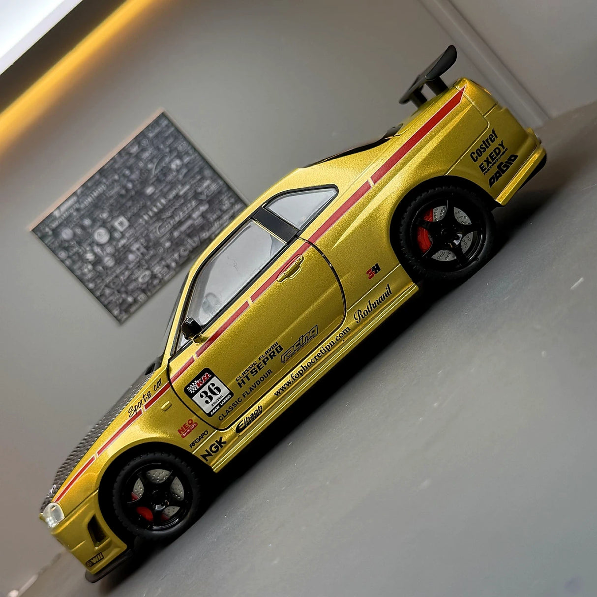 Nissan 1999 Skyline GT-R R34 goud 1:24 – diecast displaymodel