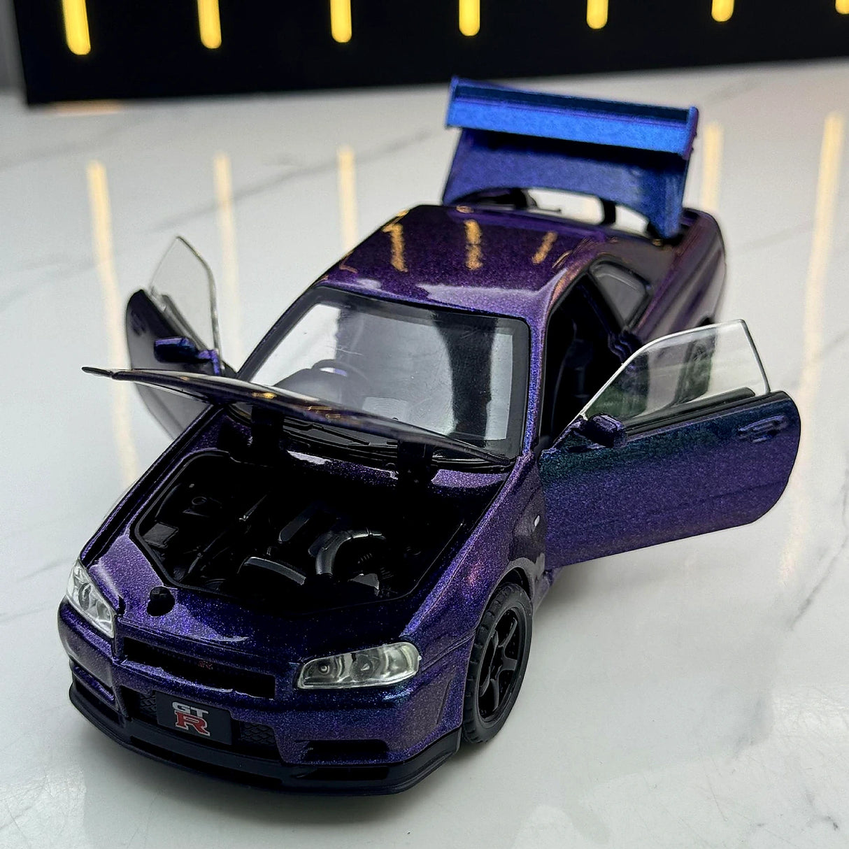 Nissan 1999 Skyline GT-R R34 paars 1:24 – diecast displaymodel