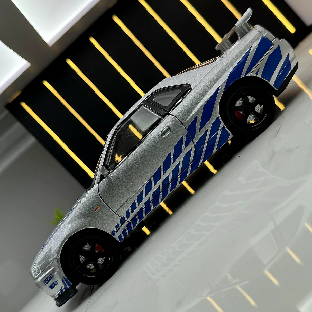 Nissan 1999 Skyline GT-R R34 zilver 1:24 – diecast displaymodel