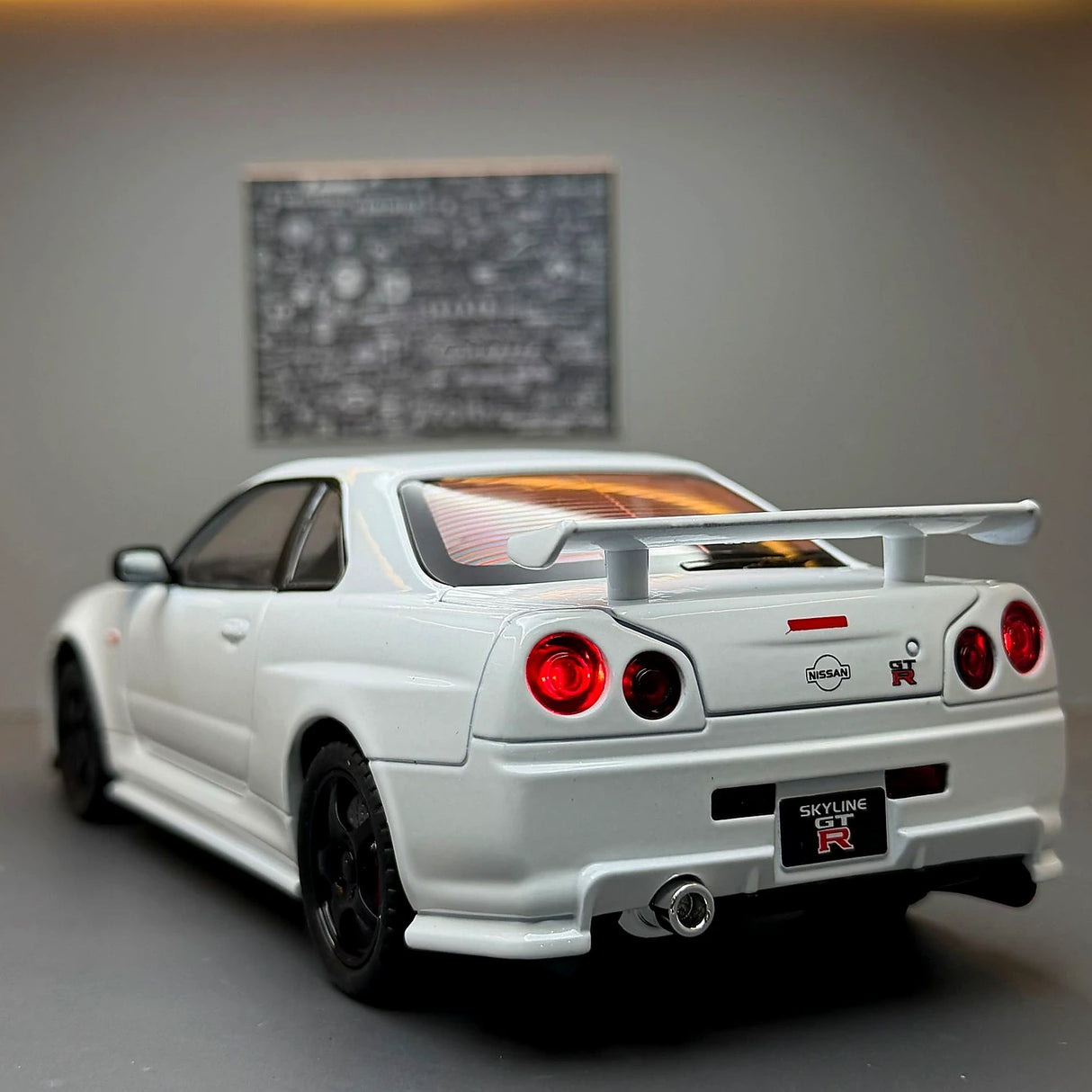 Nissan 1999 Skyline GT-R R34 wit 1:24 – diecast displaymodel