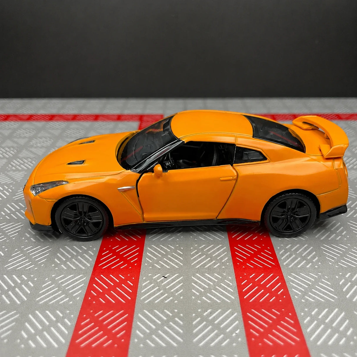 Nissan 2007 GT-R R35 برتقالي 1:36 – نموذج عرض معدني مصبوب