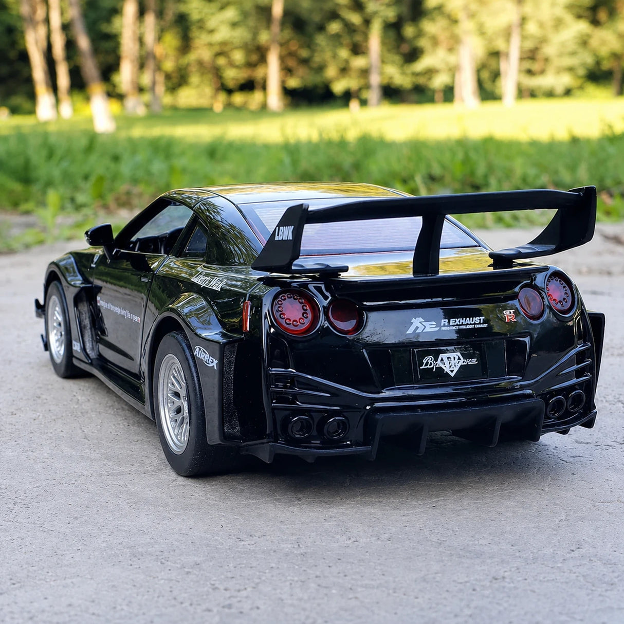 Nissan 2017 GT-R R35 LB Performance svart 1:32 – pressgjuten visningsmodell