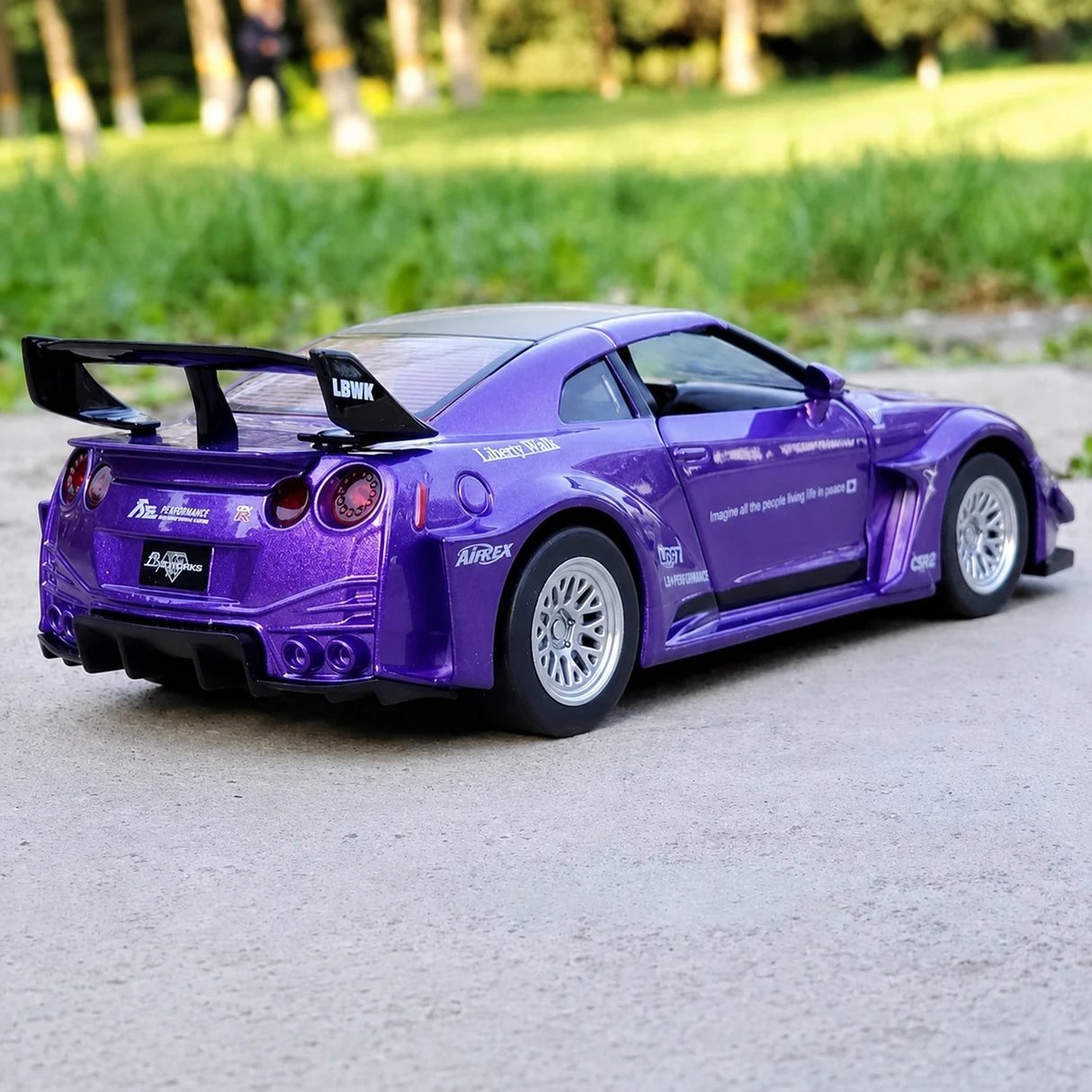Nissan 2017 GT-R R35 LB Performance lila 1:32 – pressgjuten visningsmodell