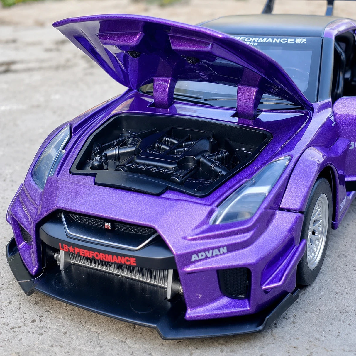 Nissan 2017 GT-R R35 LB Performance lila 1:32 – pressgjuten visningsmodell