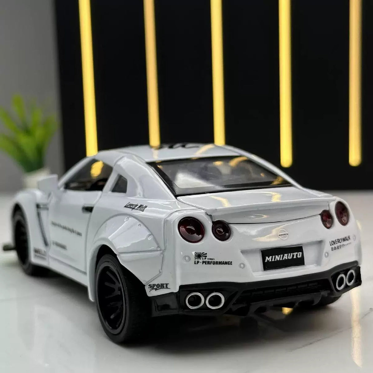 Nissan 2017 GT-R R35 LP Works White 1:32 – Druckguss-Display-Modell, Druckguss