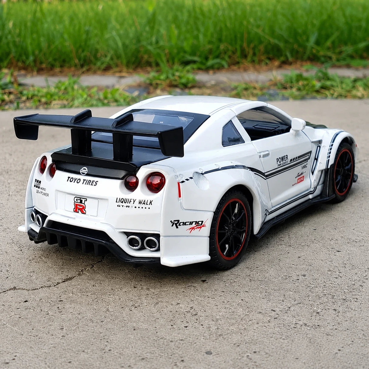 Nissan 2017 GT-R R35 Nismo Weiße 1:32 – Druckguss-Displaymodell in Druckguss