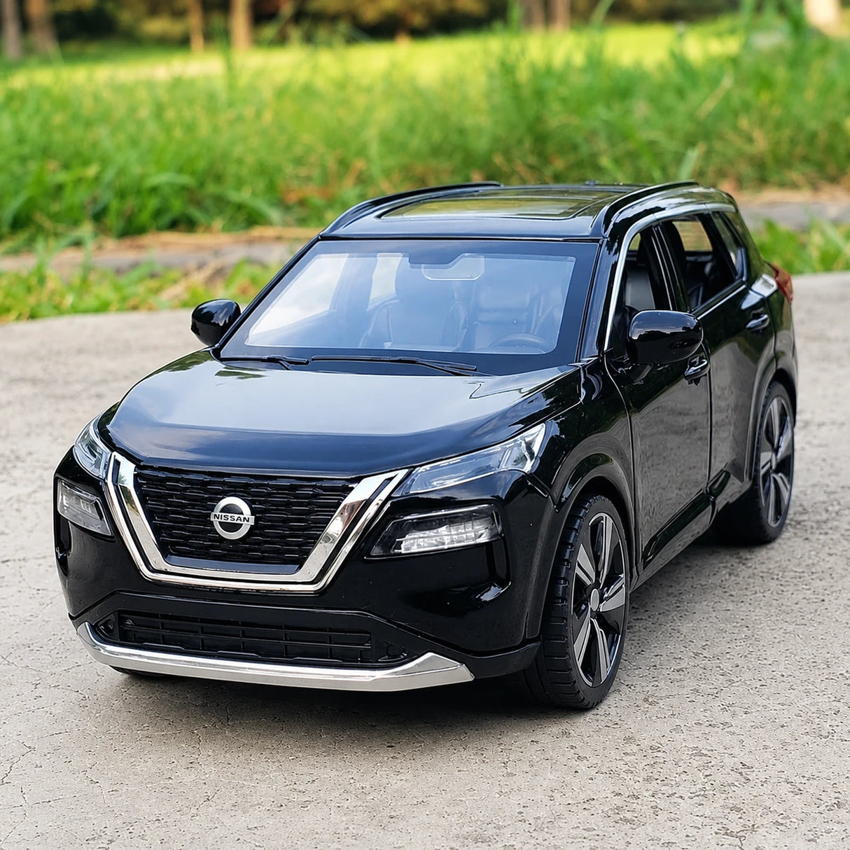 Nissan 2021 X-Trail svart 1:32 – pressgjuten visningsmodell