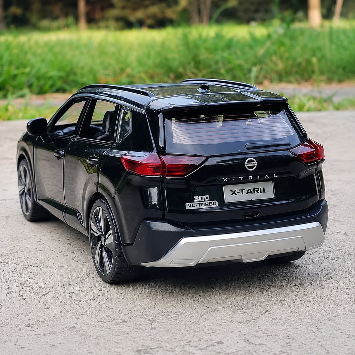 Nissan 2021 X-Trail svart 1:32 – pressgjuten visningsmodell