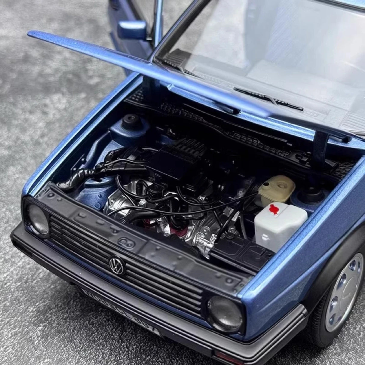Norev Volkswagen 1988 Golf Blue 1:18 – راتنج نموذجي قابل للجمع